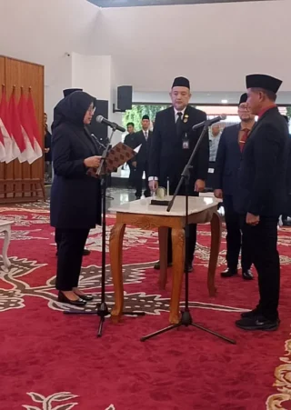 Bupati Ipuk Lantik Suyanto Jadi Sekda Banyuwangi