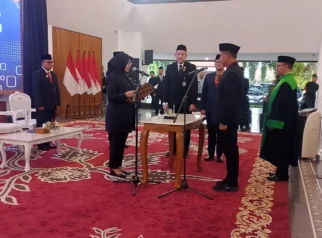 Bupati Ipuk Lantik Suyanto Jadi Sekda Banyuwangi