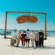 Wisatawan berfoto di kawasan Pantai Tabuhan Banyuwangi yang menjadi salah satu destinasi wisata unggulan daerah.