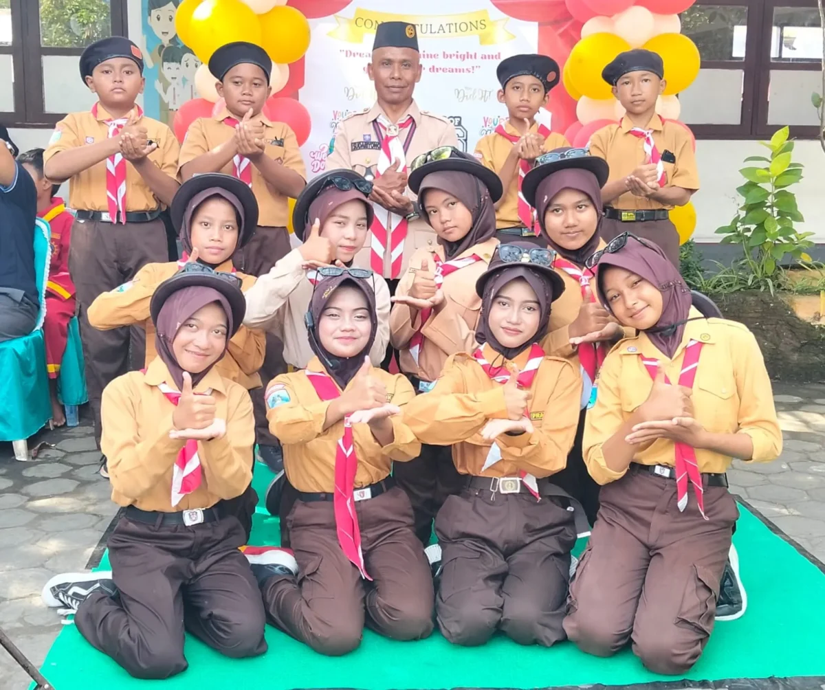 Siswa-siswi SDN 1 Tembokrejo Muncar yang telah menyelesaikan pendidikan tingkat dasar