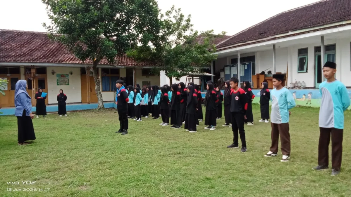 Anggota Baru PMR Madya MTs Al Azhar Jember Digembleng di Markas PMI