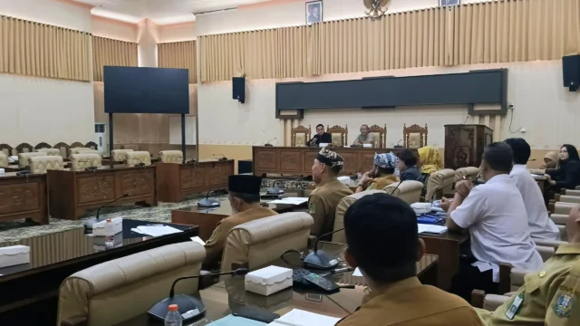 Suasana Rapat Dengar Pendapat DPRD Banyuwangi membahas sengketa lahan garapan petani di kawasan Perhutani Pesanggaran.