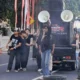 Yohanes Mifta Gadi Gaa menyampaikan orasi saat aksi Aliansi Banyuwangi Menggugat di depan Kantor Pemerintah Kabupaten Banyuwangi.