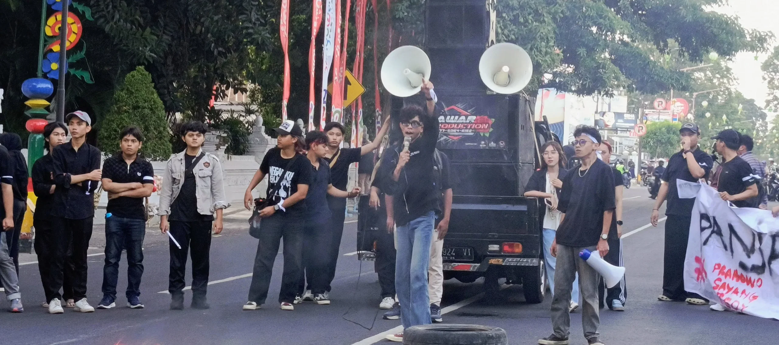 Yohanes Mifta Gadi Gaa menyampaikan orasi saat aksi Aliansi Banyuwangi Menggugat di depan Kantor Pemerintah Kabupaten Banyuwangi.