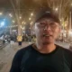 Ketua BHSC Iwan Ho berdiri di depan panggung seni kawasan Taman Blambangan Banyuwangi saat mempromosikan program Jenggirat Tangi Every Week untuk mendukung UMKM dan pariwisata.