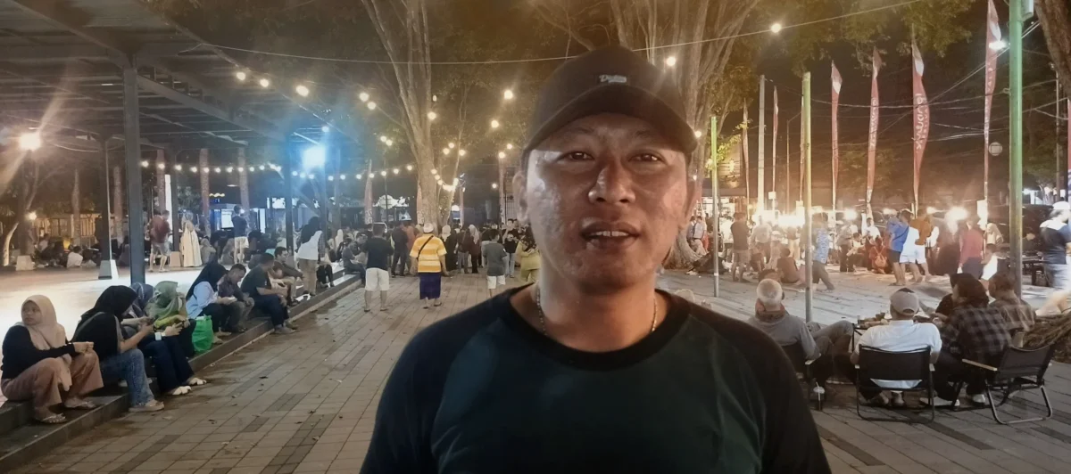 Ketua BHSC Iwan Ho berdiri di depan panggung seni kawasan Taman Blambangan Banyuwangi saat mempromosikan program Jenggirat Tangi Every Week untuk mendukung UMKM dan pariwisata.