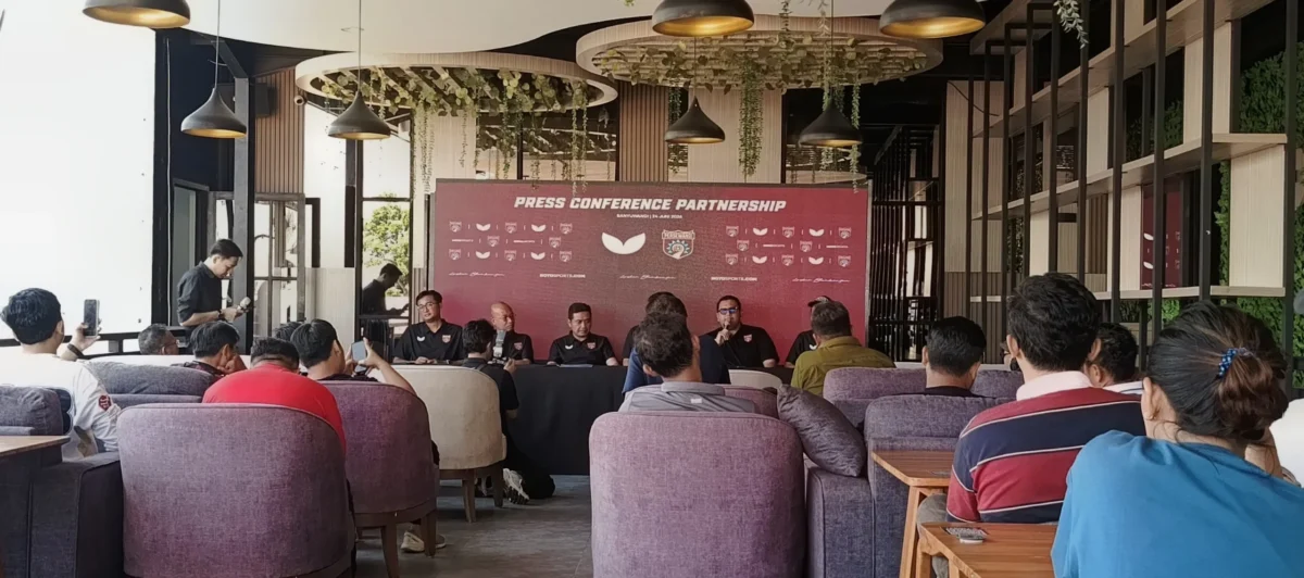 Perwakilan Noto Sports dan manajemen Persewangi Banyuwangi saat mengumumkan kerja sama sebagai Official Apparel Partner untuk kompetisi musim 2026.