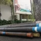 Tumpukan tiang jaringan internet hasil penertiban provider tidak berizin di halaman samping kantor DPU CKPP Banyuwangi.