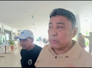 Suharsono Ketua Panitia TMKH Pesanggaran memberikan keterangan kepada awak media di selasar Gedung DPRD Banyuwangi usai mengikuti RDP terkait konflik lahan Lampon.