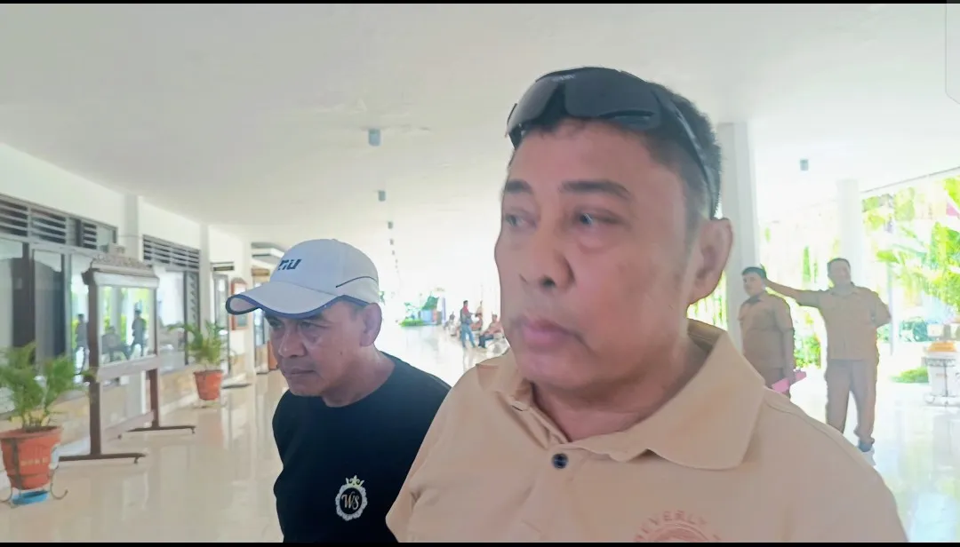 Suharsono Ketua Panitia TMKH Pesanggaran memberikan keterangan kepada awak media di selasar Gedung DPRD Banyuwangi usai mengikuti RDP terkait konflik lahan Lampon.