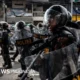 Aksi Demo Mulai Rusuh di Depan Thamrin Nine Sudirman, Demonstran Panjat Barikade Polisi