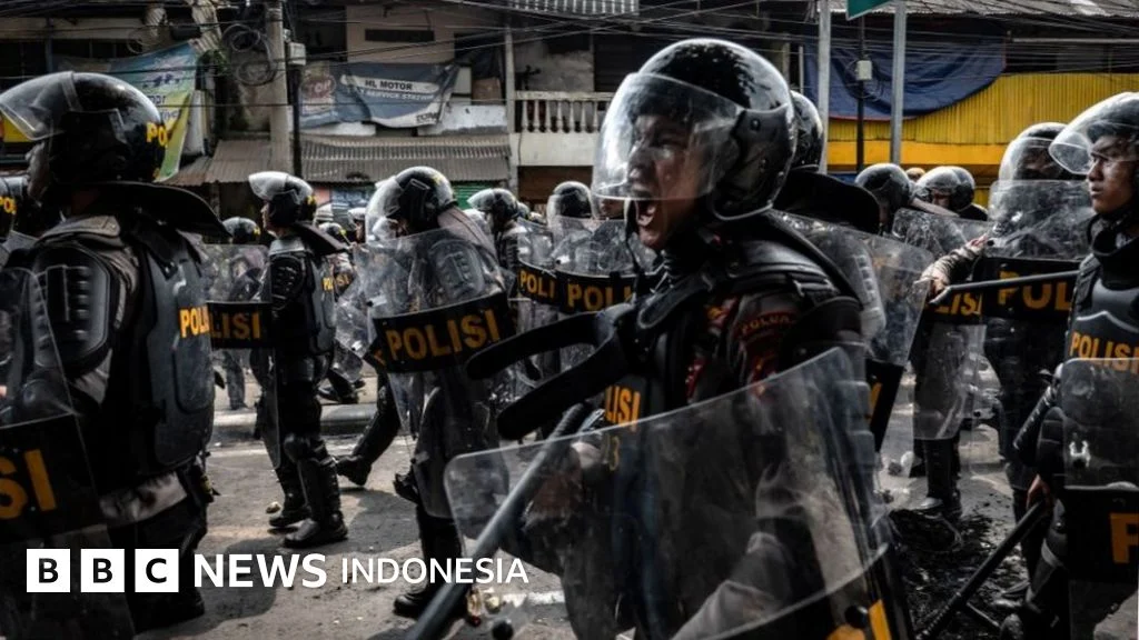 Aksi Demo Mulai Rusuh di Depan Thamrin Nine Sudirman, Demonstran Panjat Barikade Polisi