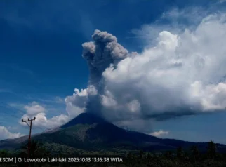 Aktivitas Gunung Lewotobi Laki-Laki Masih Relatif Tinggi: Waspada Erupsi dan Lahar Hujan