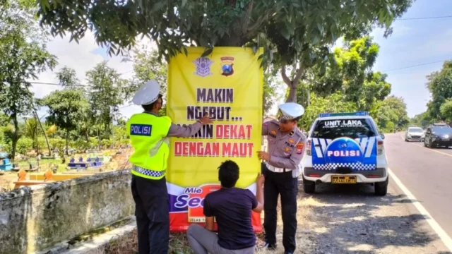 Antisipasi Kecelakaan, Satlantas Pasang Banner Imbauan Sepanjang Pantura LPP RRI