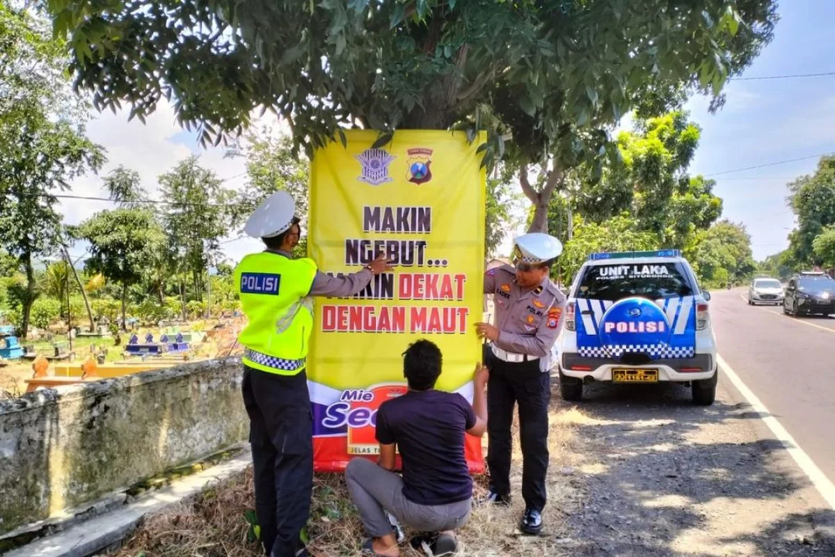 Antisipasi Kecelakaan, Satlantas Pasang Banner Imbauan Sepanjang Pantura LPP RRI