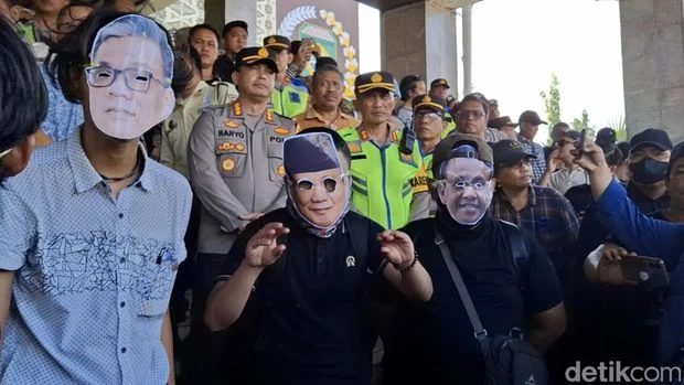 Atribut Demo Mahasiswa di Jakarta: Pakai Topeng Bahlil, Poster Wajah Prabowo Dicoret Pilox Merah, Gelombang Protes Makin Kreatif