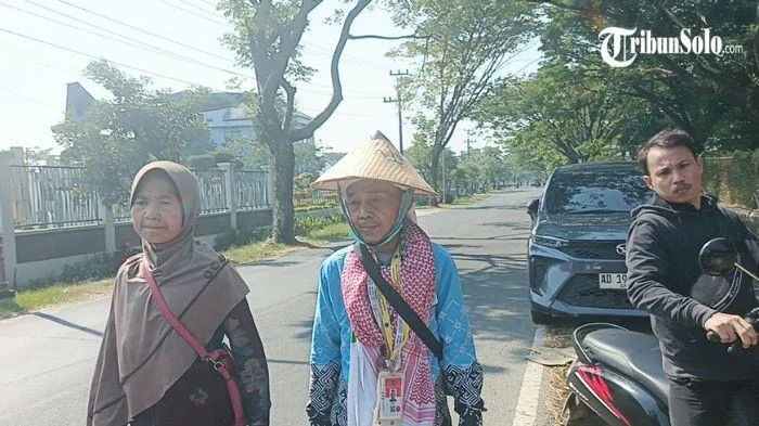 Bayar Nazar, Mbah Musthofa Pulang Jalan Kaki 34 Km dari Embarkasi Boyolali Sambil Dzikir Sholawat