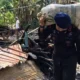 Brimob Membantu Korban Kebakaran Pasar Jiung