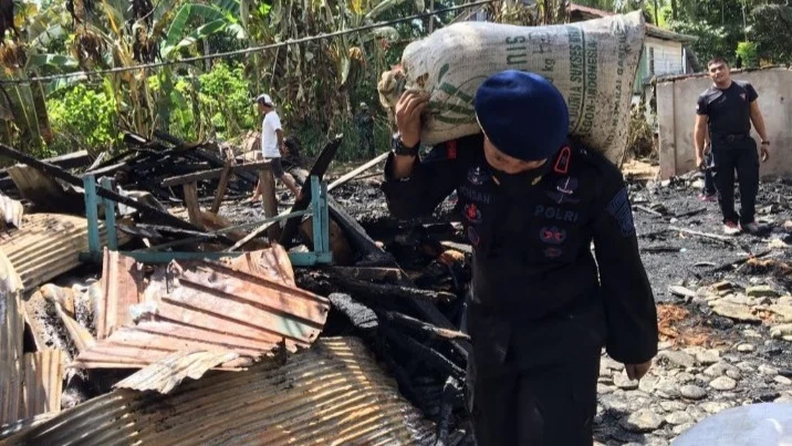 Brimob Membantu Korban Kebakaran Pasar Jiung
