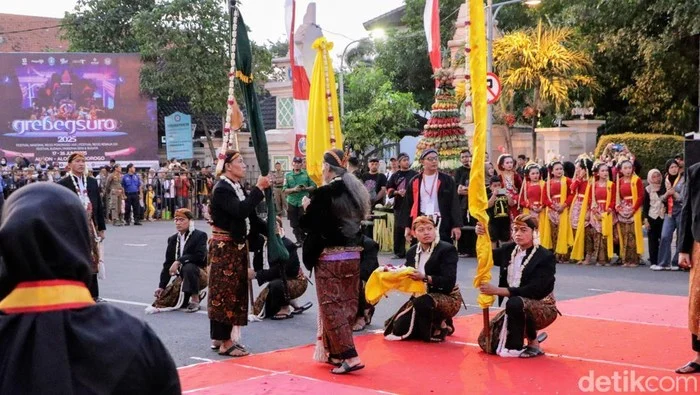 Doa Suro di Ponorogo: Ribuan Warga Padati Kirab Pusaka Grebeg Suro 2026