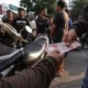 Drama COD motor Rp 12 juta berujung ricuh, uang pembeli bikin curiga - Penjual Dikejar Massa