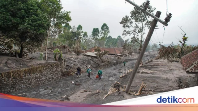 Erupsi Semeru: PVMBG Larang Warga Dekati Kawah, Status Siaga