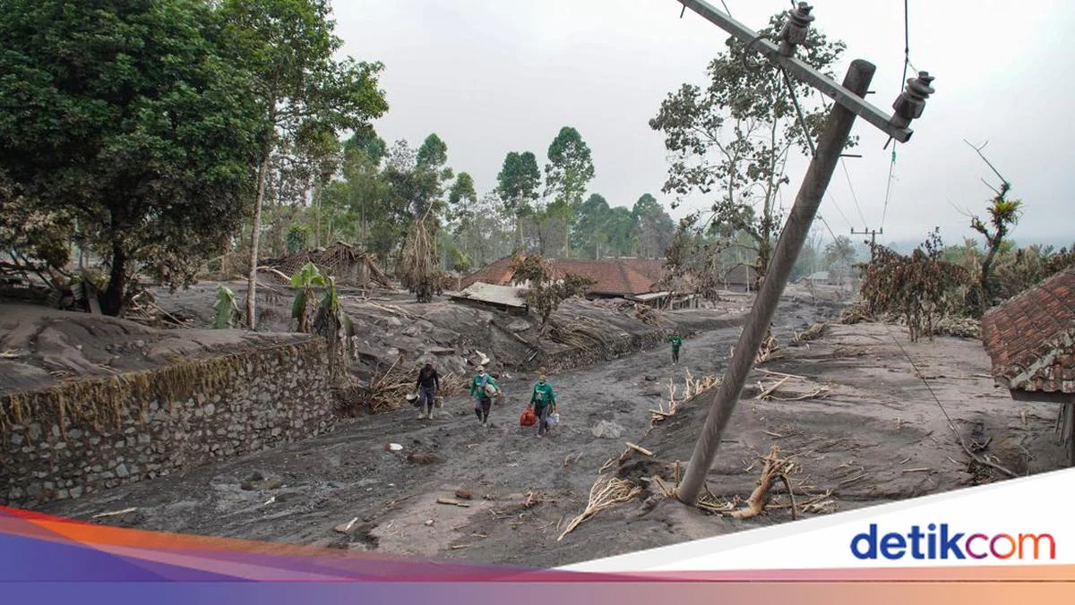 Erupsi Semeru: PVMBG Larang Warga Dekati Kawah, Status Siaga