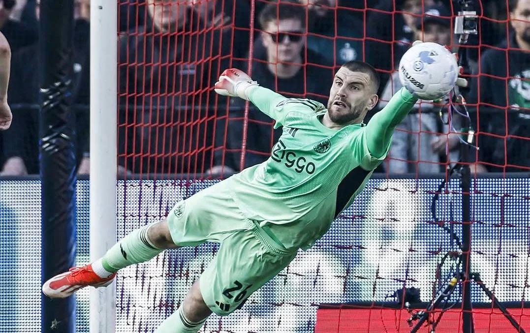 Gara-gara Pelatih Baru Ajax, Posisi Maarten Paes Bisa Digusur Kiper Barcelona