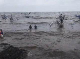 Gelombang Pasang Hantam Sembilan Perahu Nelayan di Situbondo, Kerugian Capai Rp60 Juta