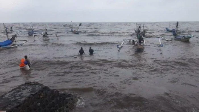 Gelombang Pasang Hantam Sembilan Perahu Nelayan di Situbondo, Kerugian Capai Rp60 Juta