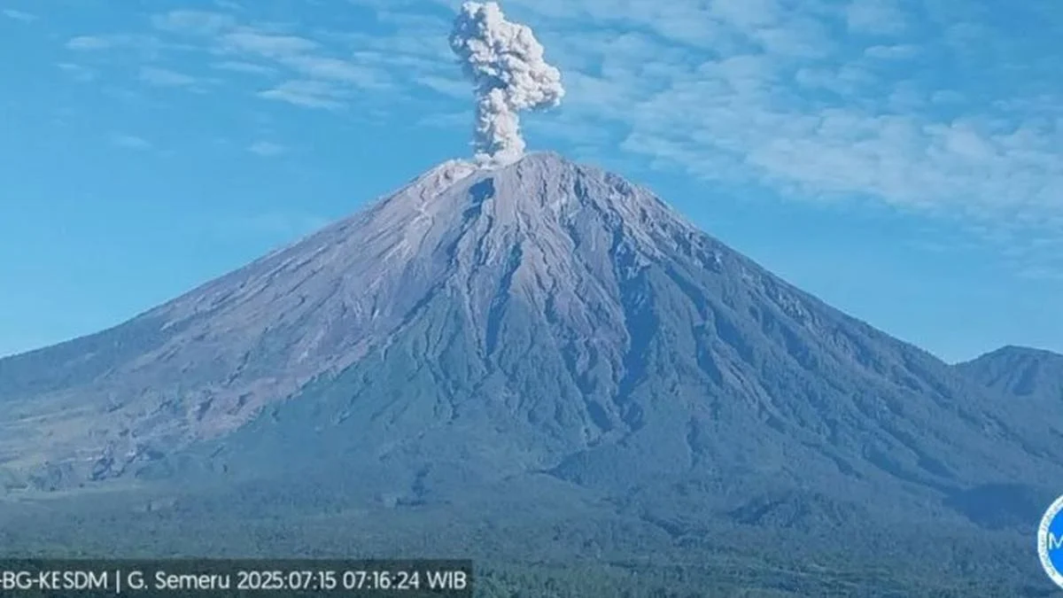 Gunung Semeru Erupsi Enam Kali, Letusan Capai 1.000 Meter: Waspada Awan Panas dan Lahar
