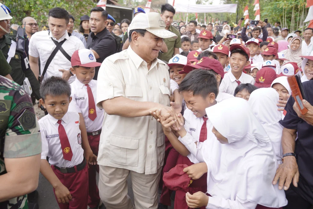 Hangatnya Momen Presiden Prabowo Makan Siang dengan Siswa Sekolah Rakyat di Tabanan