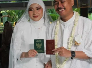 Hassan Alaydrus Kasih Maskawin Emas dan Dolar saat Menikah, Begini Momen Haru di KUA Tebet