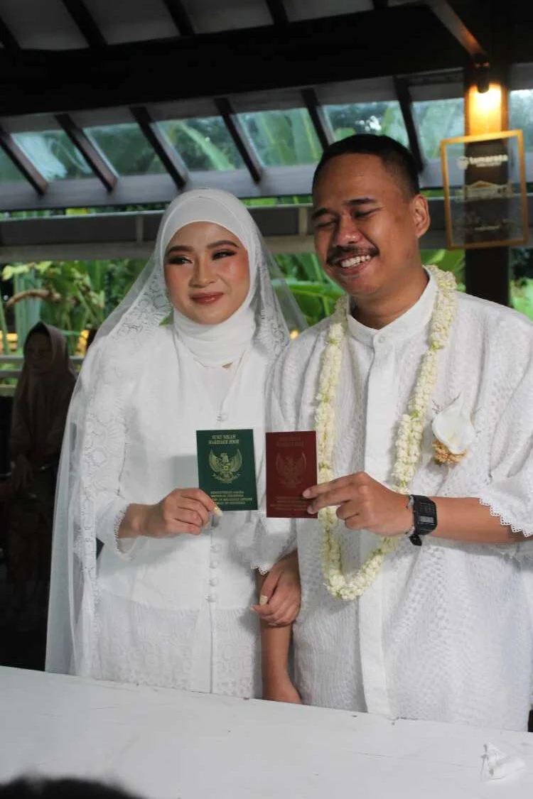 Hassan Alaydrus Kasih Maskawin Emas dan Dolar saat Menikah, Begini Momen Haru di KUA Tebet