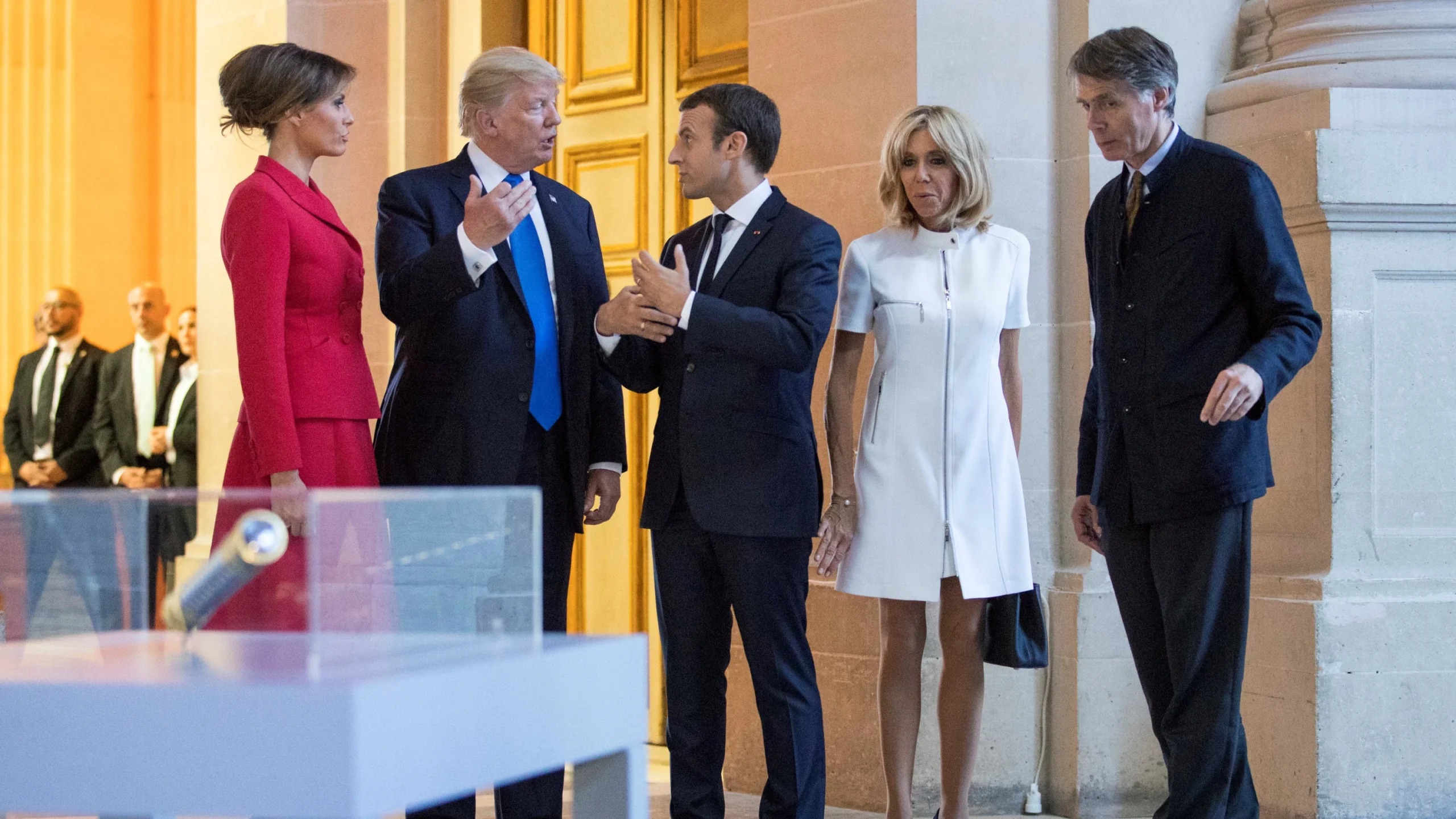 Heboh! Trump Genggam Tangan Brigitte Macron Lama, Media Sosial Geger di KTT G7
