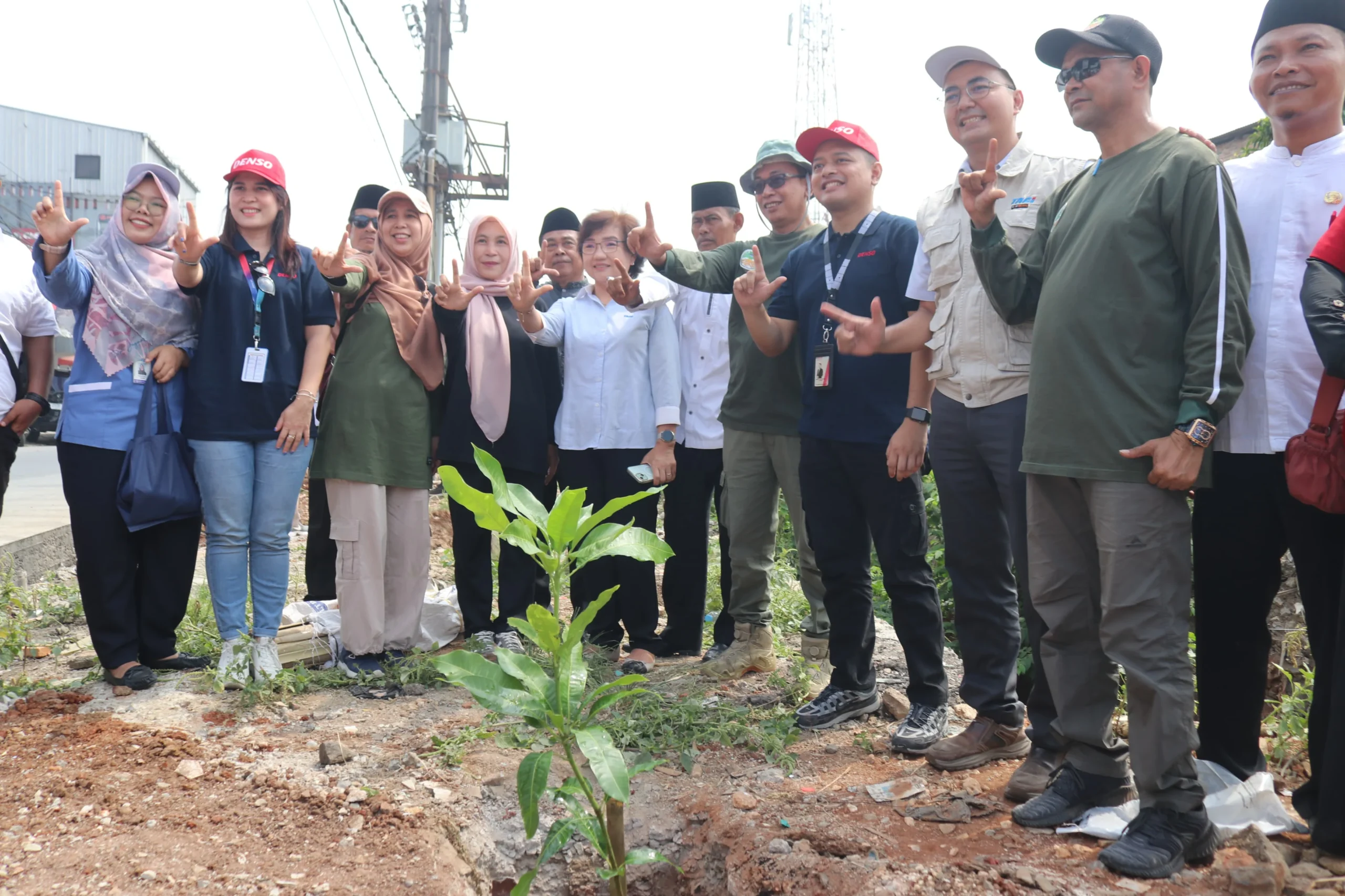 Jaga Kelestarian Lingkungan, DLH Kabupaten Bekasi Tanam Ratusan Pohon