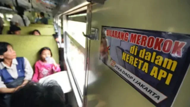 KAI tak beri ampun, penumpang yang merokok di kereta langsung diturunkan [titlebase] – Kebijakan Ketat dan Kasus Nyata