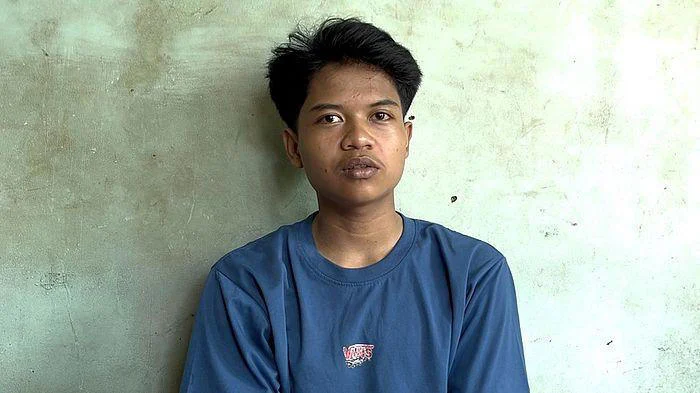 Kisah Haru Adi Remaja Ciamis: Bangun Jam 2 Pagi Antar Sembako, Raport Diterima Bersama Damkar