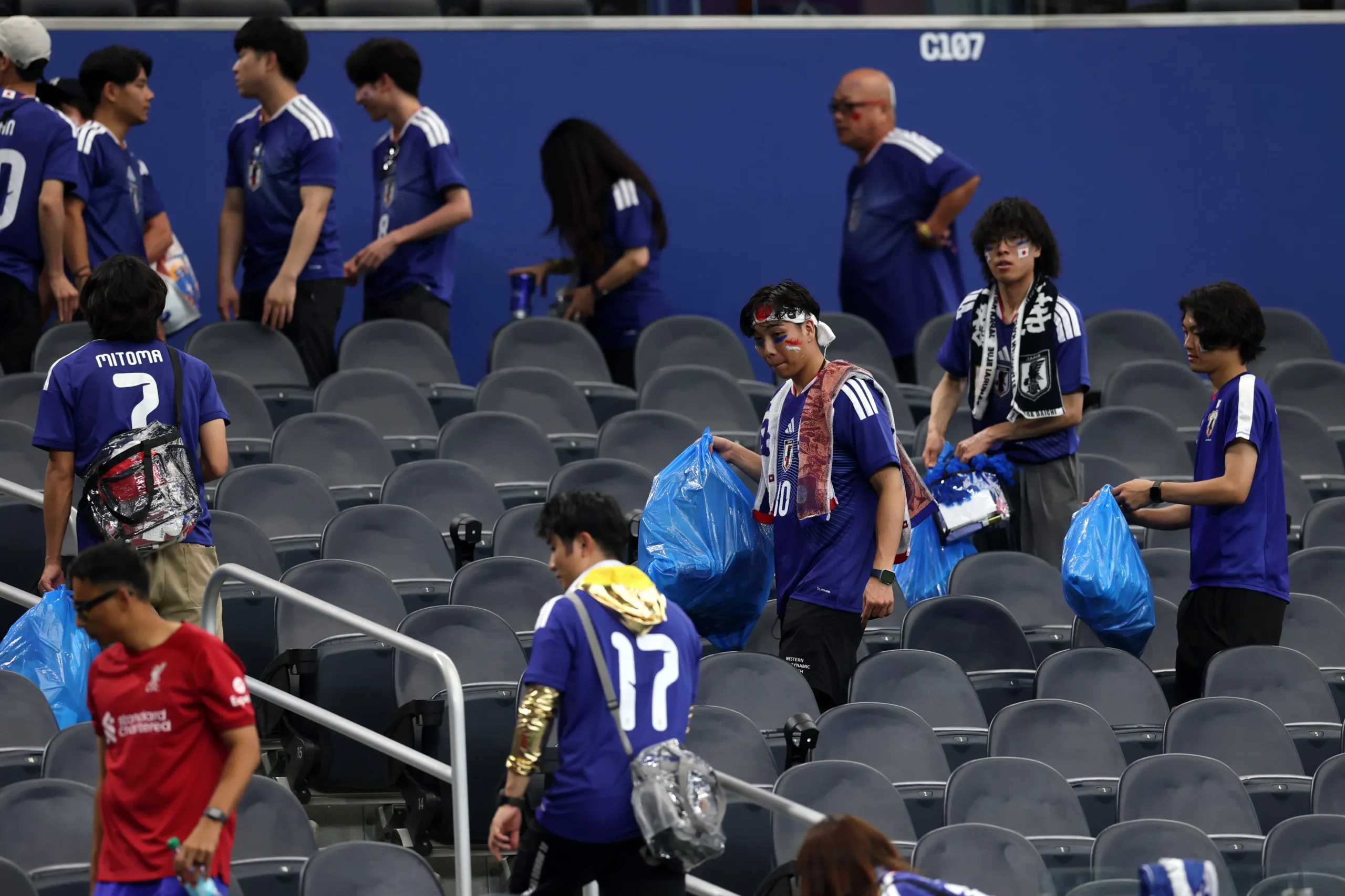 Lagi-Lagi di Piala Dunia, Aksi Bersih-bersih Suporter Jepang di Stadion Tuai Pujian