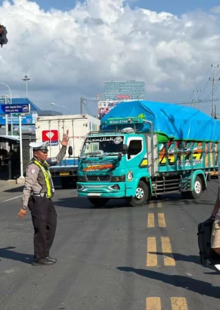 Libur Sekolah Dimulai, Antrean Kendaraan di Pelabuhan Ketapang Banyuwangi Capai 7 KM: Dampak, Solusi, dan Tantangan Infrastruktur