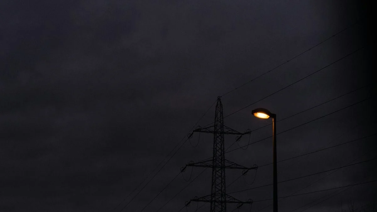Mati Lampu Hari Ini Meluas: Pedagang Merugi, Warga Terperosok Sumur, dan Tak Ada Pemberitahuan