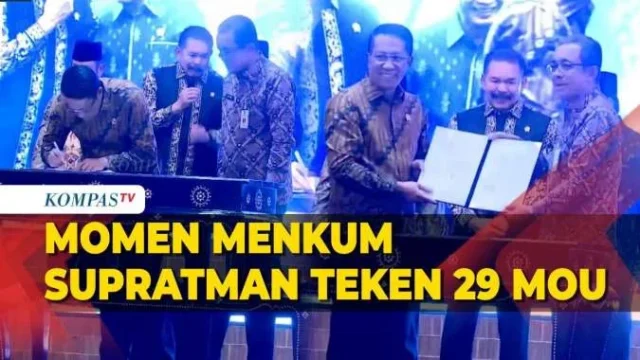 Menkum Supratman Teken Berkas Ratusan Pemohon WNI Baru
