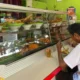 Pedagang Ungkap Situasi di Balik Etalase Warteg: Pembeli Kini Makan Rp 15 Ribu Cuma Pakai Tempe, Sayur Tahu, Telur Asin dan Kerupuk