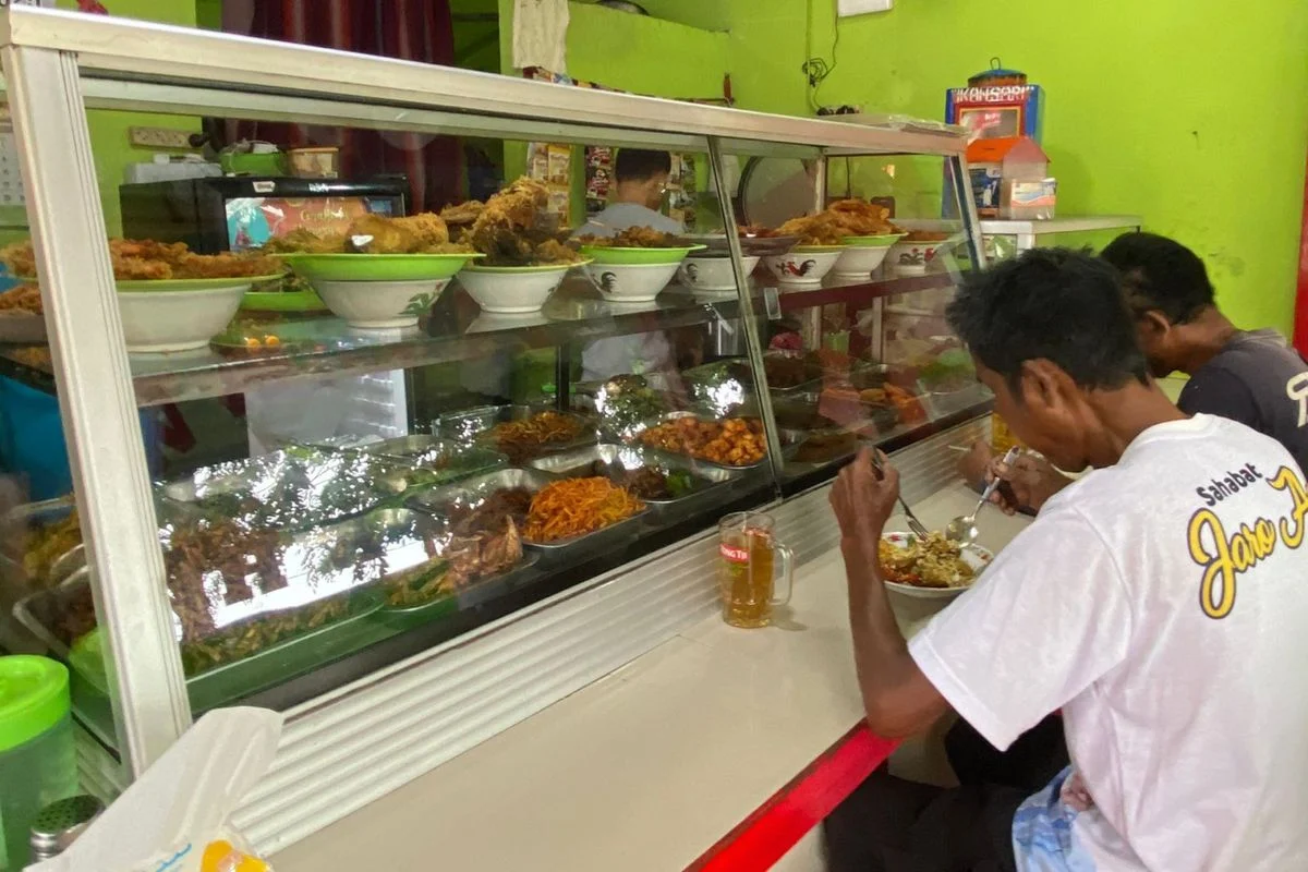 Pedagang Ungkap Situasi di Balik Etalase Warteg: Pembeli Kini Makan Rp 15 Ribu Cuma Pakai Tempe, Sayur Tahu, Telur Asin dan Kerupuk