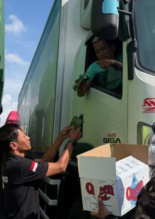 Peduli Sopir Terjebak Macet, Asosiasi Bagikan Nasi Bungkus dan Desak Tambahan Dermaga di Ketapang