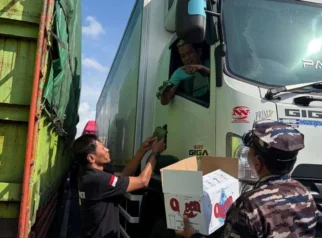 Peduli Sopir Terjebak Macet, Asosiasi Bagikan Nasi Bungkus dan Desak Tambahan Dermaga di Ketapang