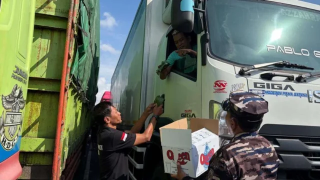 Peduli Sopir Terjebak Macet, Asosiasi Bagikan Nasi Bungkus dan Desak Tambahan Dermaga di Ketapang