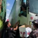 Peduli Sopir Terjebak Macet, Asosiasi Bagikan Nasi Bungkus dan Desak Tambahan Dermaga di Ketapang