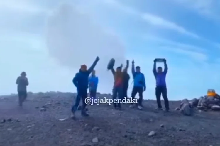 Pendaki Ilegal Cedera di Semeru: Ditemukan di 2.500 Mdpl, Ditinggal Rombongan