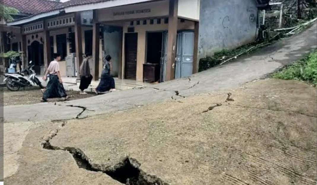 Pergerakan Tanah Masih Terjadi, Kementerian PU Perbaiki Huntara di Tegal
